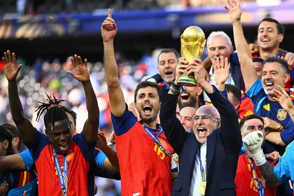 Jugadores de España celebrando con el trofeo de la Copa del Mundo