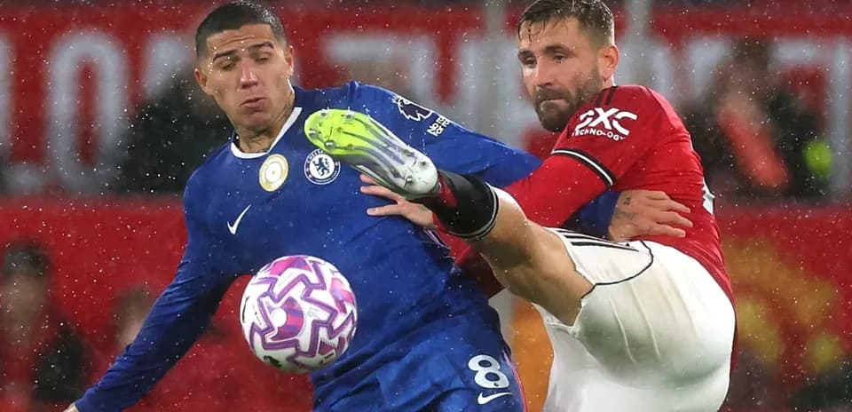 Jugador de Chelsea compitiendo por el balón