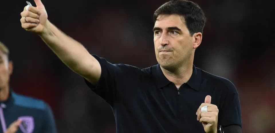 Entrenador saludando al público con pulgar arriba