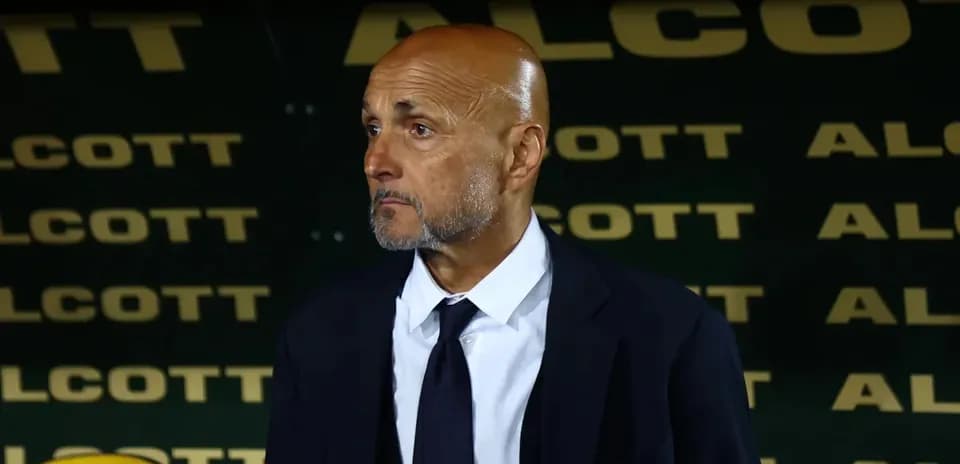 Entrenador observando el partido desde el banquillo
