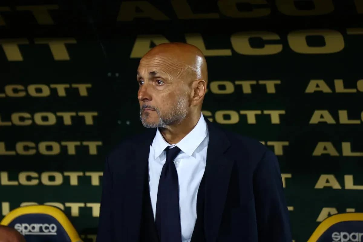 Entrenador observando el partido desde el banquillo