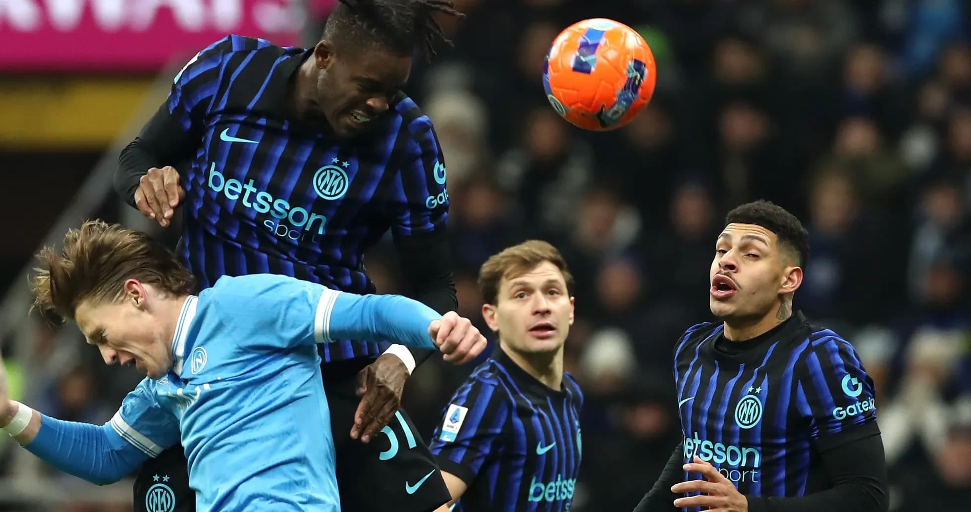 Jugadores de Inter compitiendo por el balón en partido