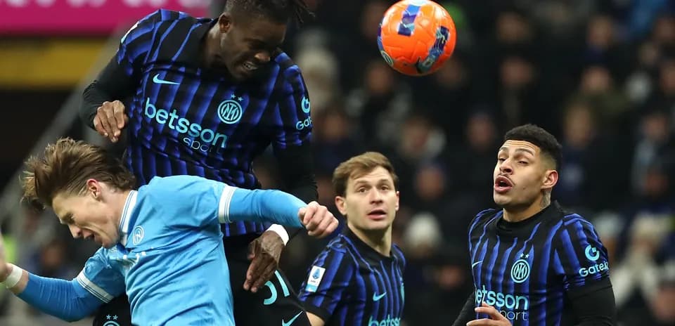 Jugadores de Inter compitiendo por el balón en partido