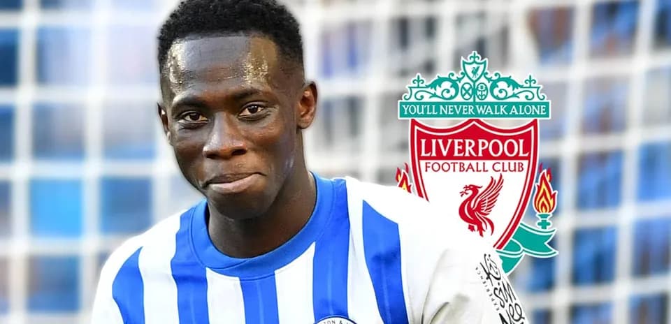 Jugador de Brighton sonriendo con logos de Liverpool