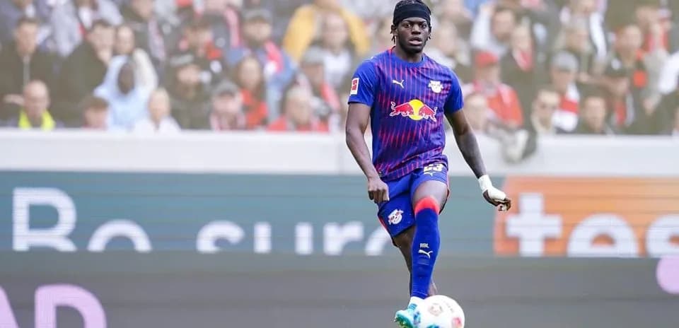 Jugador de RB Leipzig controlando el balón en el campo