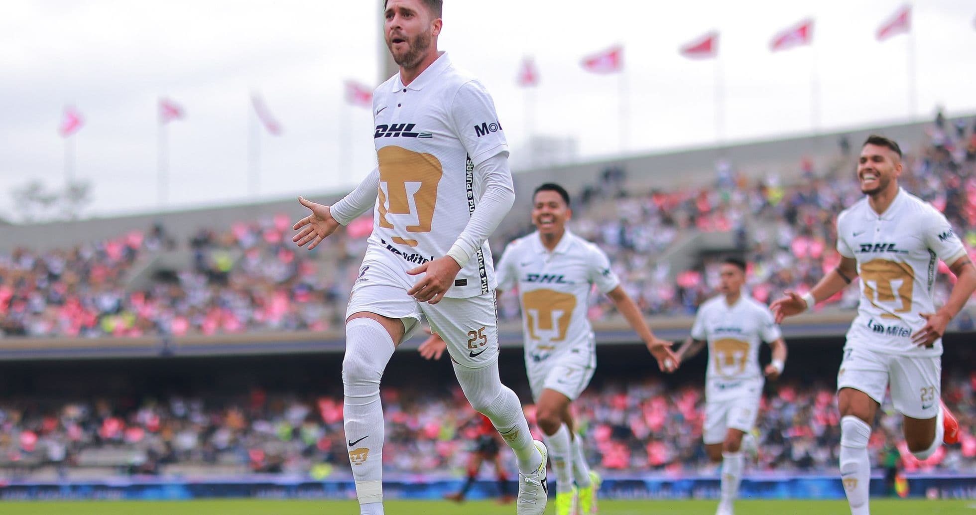 Jugadores de Pumas celebrando un gol