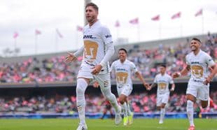 Jugadores de Pumas celebrando un gol