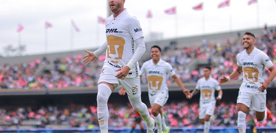 Jugadores de Pumas celebrando un gol