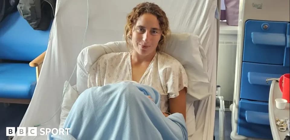 Mujer sentada en cama de hospital con manta