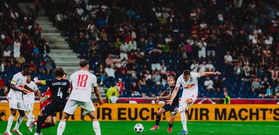 Jugadores compitiendo en un partido de fútbol
