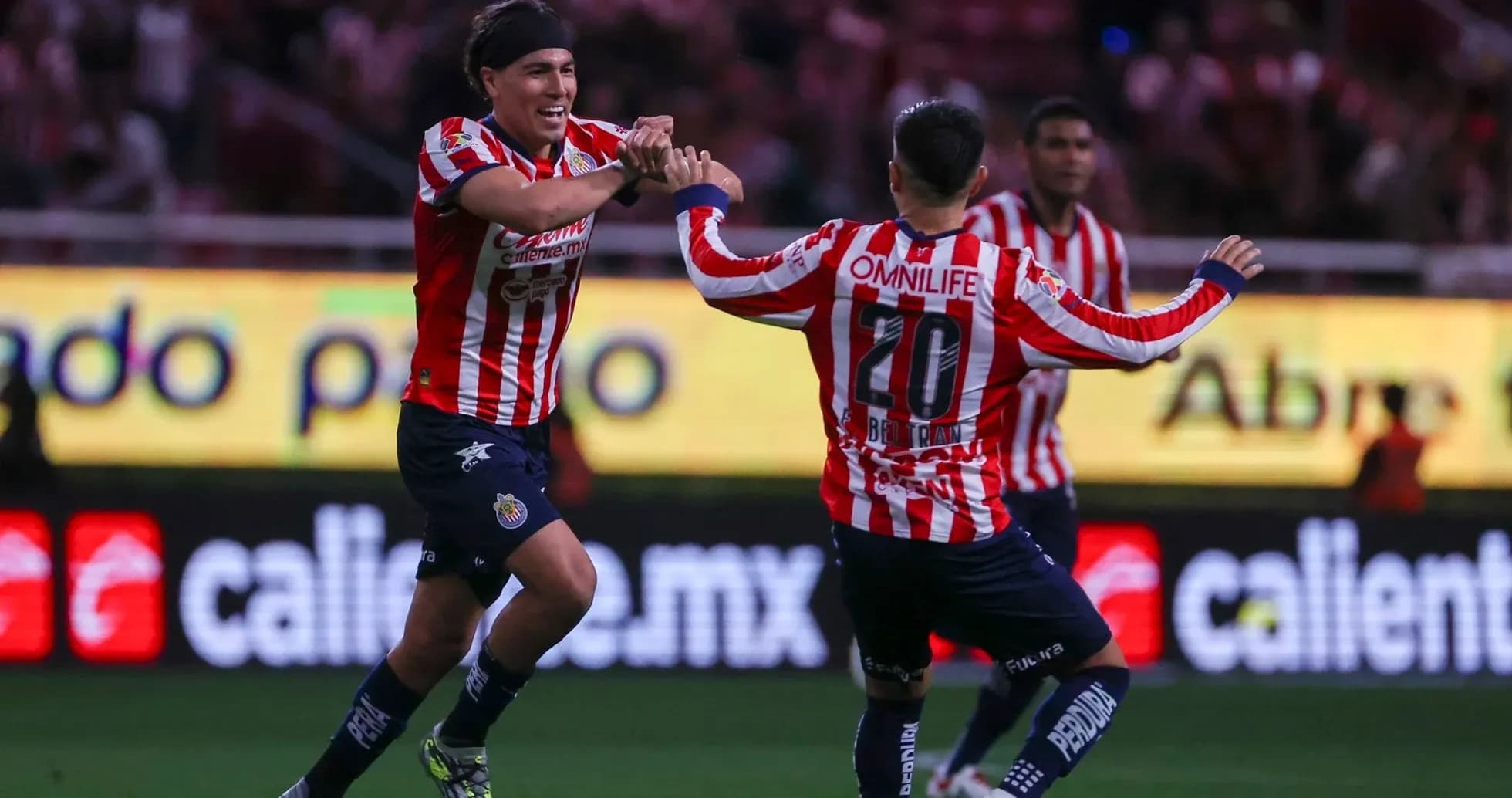 Jugadores de Chivas celebrando un gol