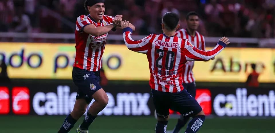 Jugadores de Chivas celebrando un gol