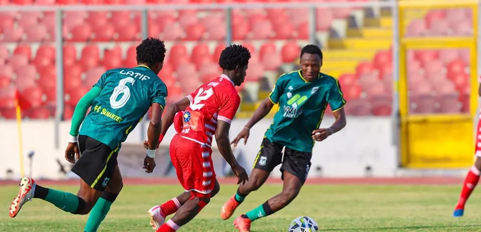 Jugadores persiguiendo el balón en un partido de fútbol
