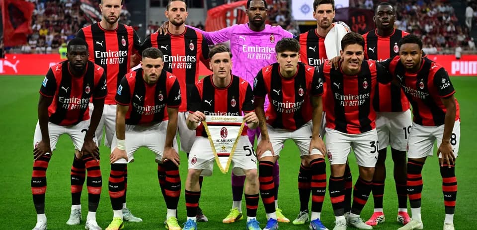 Equipo de AC Milan posando con el trofeo
