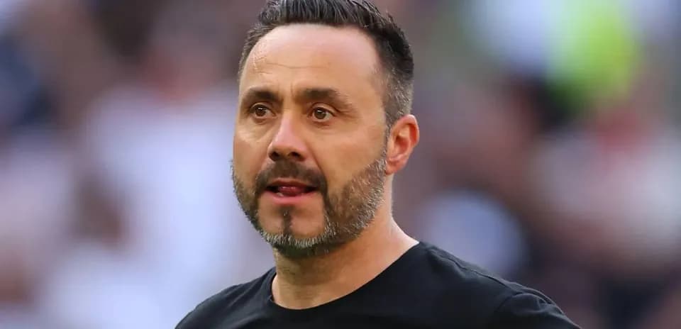 Entrenador observando el partido desde la banda