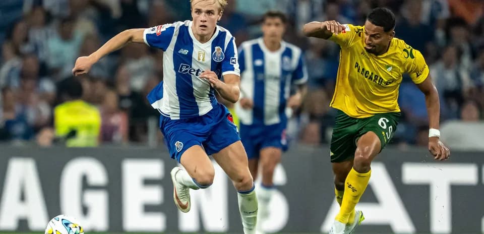 Jugador del Porto corriendo con el balón en el campo