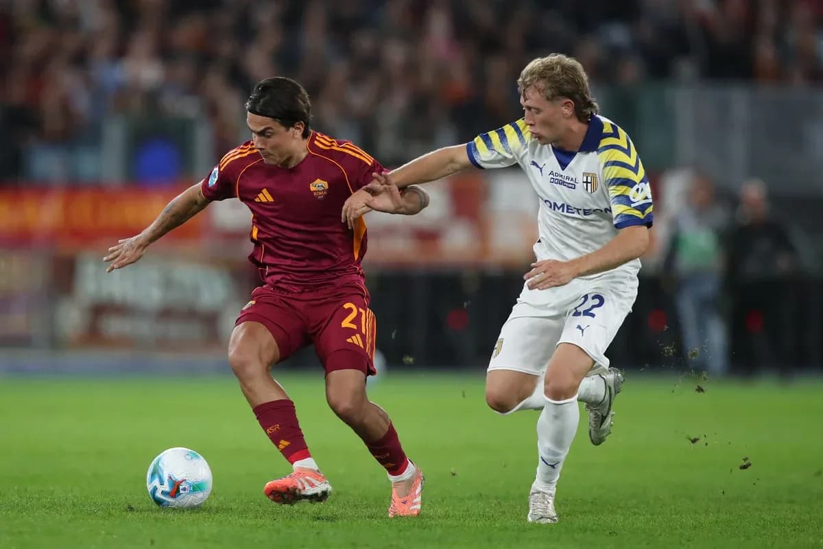 Jugador de AS Roma luchando por el balón