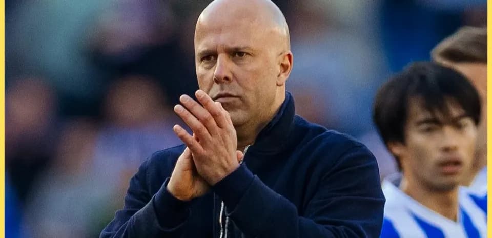 Entrenador aplaudiendo en el campo de juego