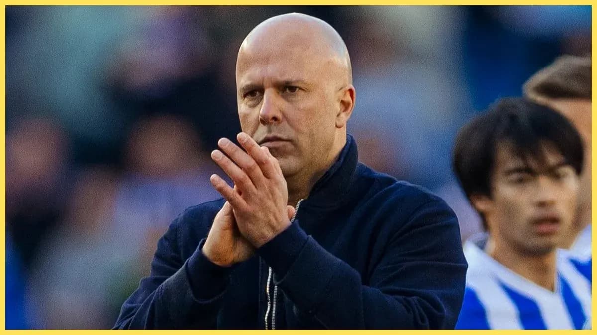 Entrenador aplaudiendo en el campo de juego