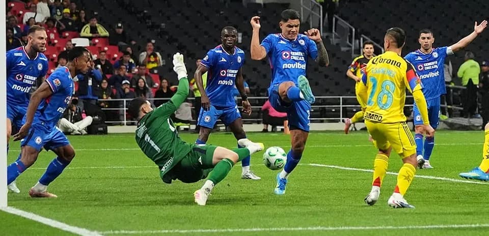 Acción del partido entre Cruz Azul y América