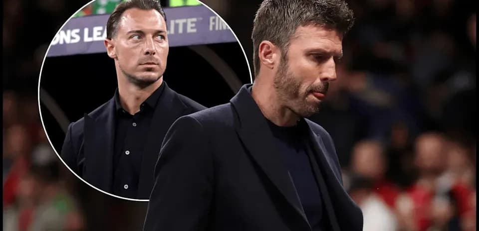 Entrenadores en el banquillo durante el partido