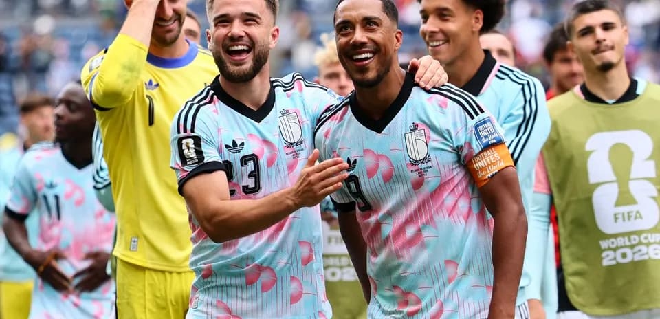 Jugadores de Bélgica celebrando en el campo