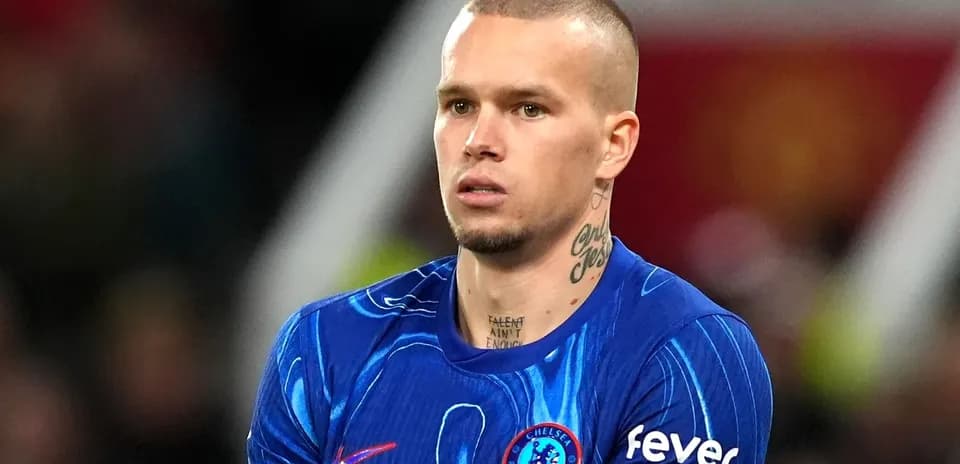 Jugador de Chelsea en el campo durante un partido