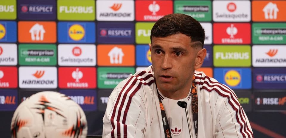 Jugador en conferencia de prensa con balón delante