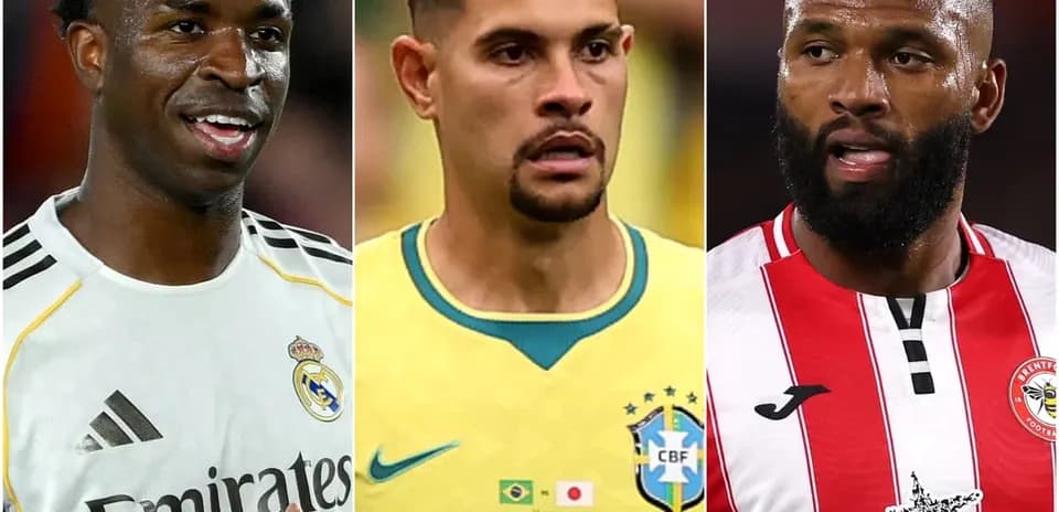 Tres futbolistas posando en sus camisetas de equipo