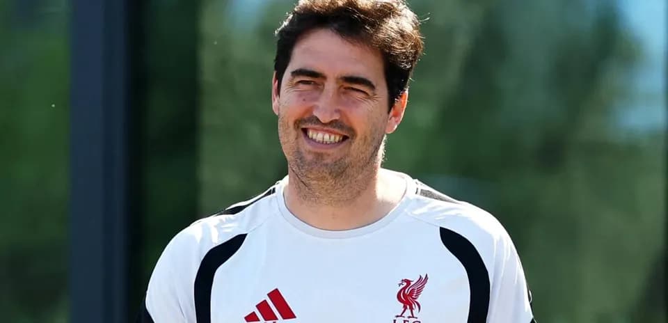 Entrenador sonriendo durante sesión de entrenamiento