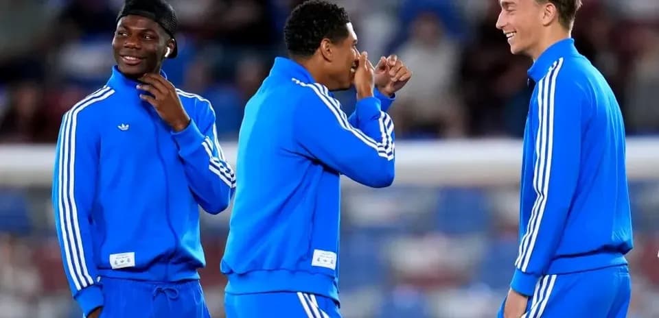 Tres jugadores riendo en el calentamiento previo