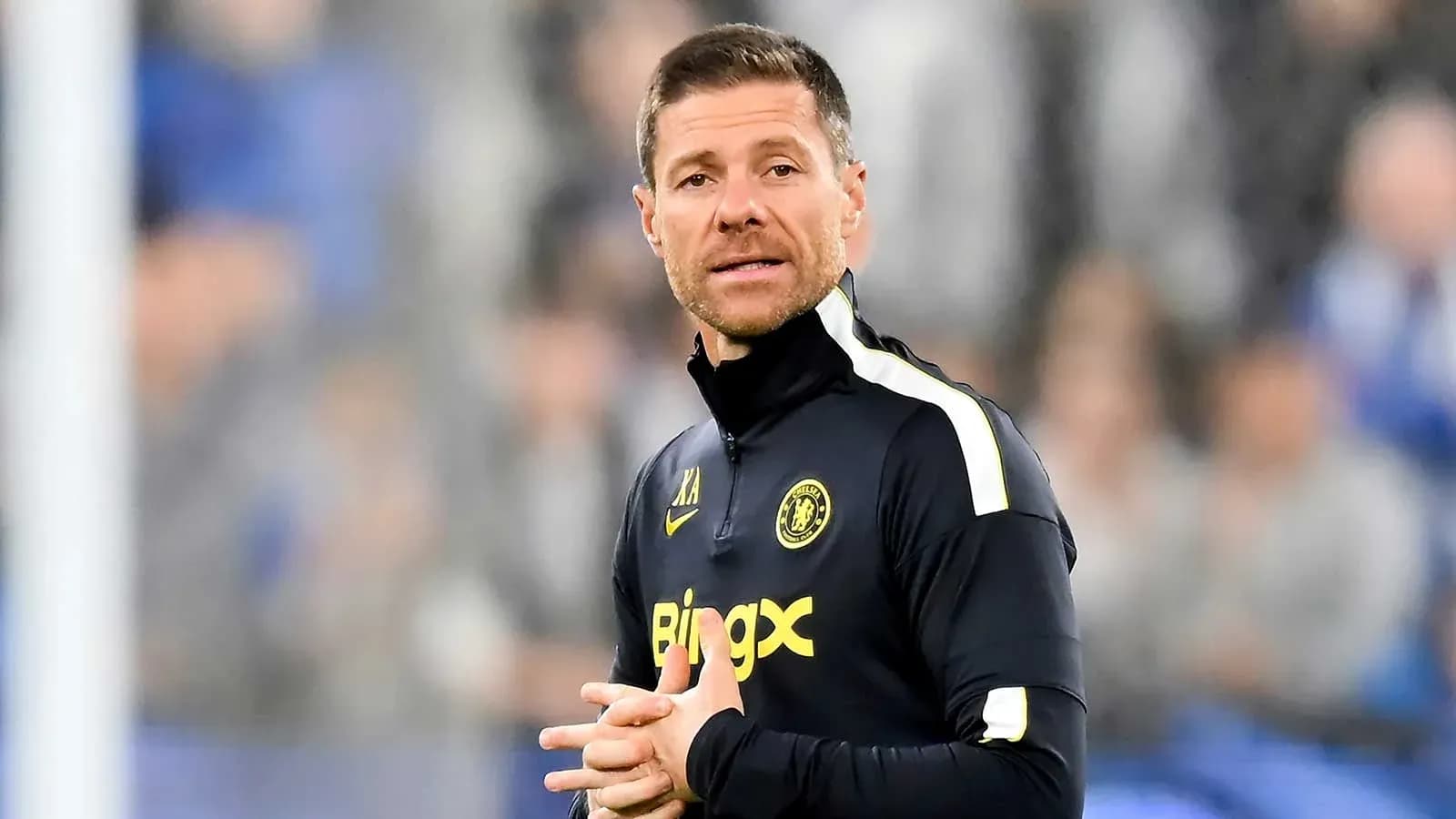 Entrenador en el banquillo durante el partido