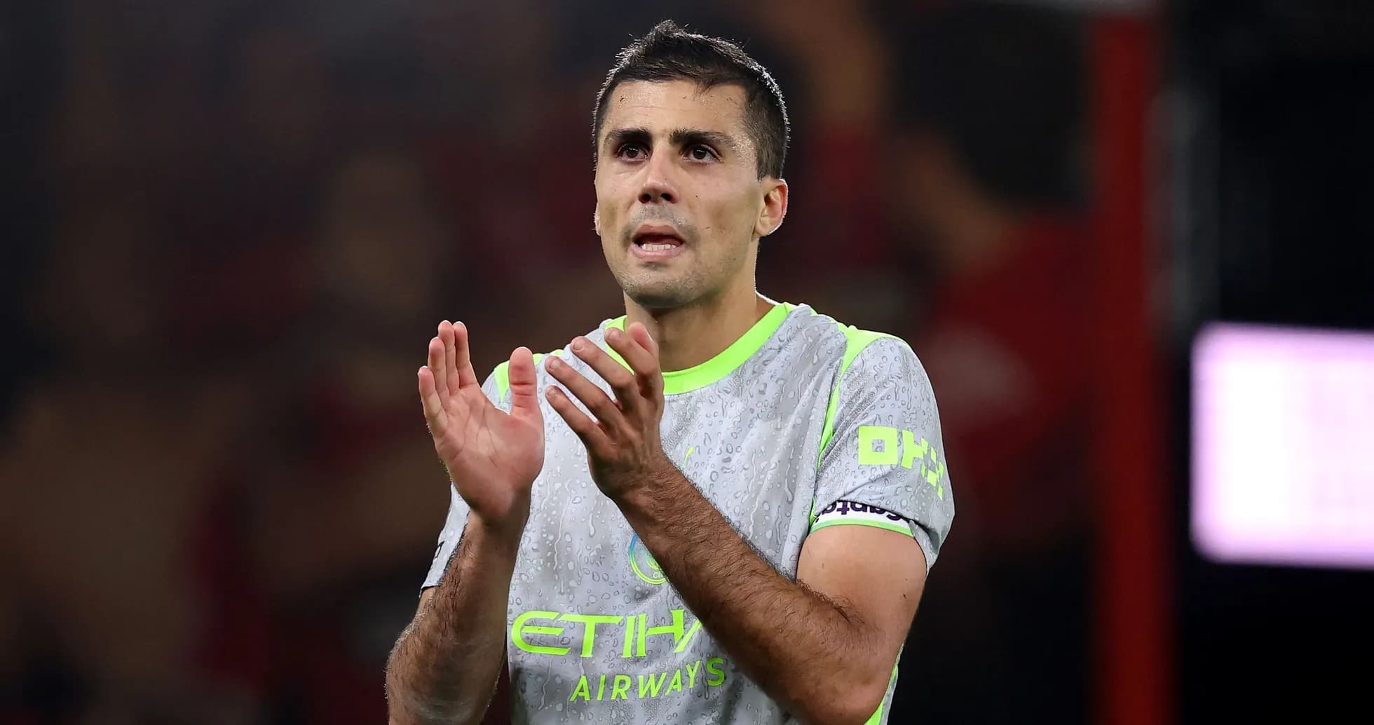 Jugador aplaudiendo en el campo de fútbol