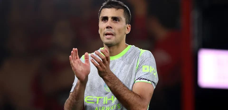Jugador aplaudiendo en el campo de fútbol