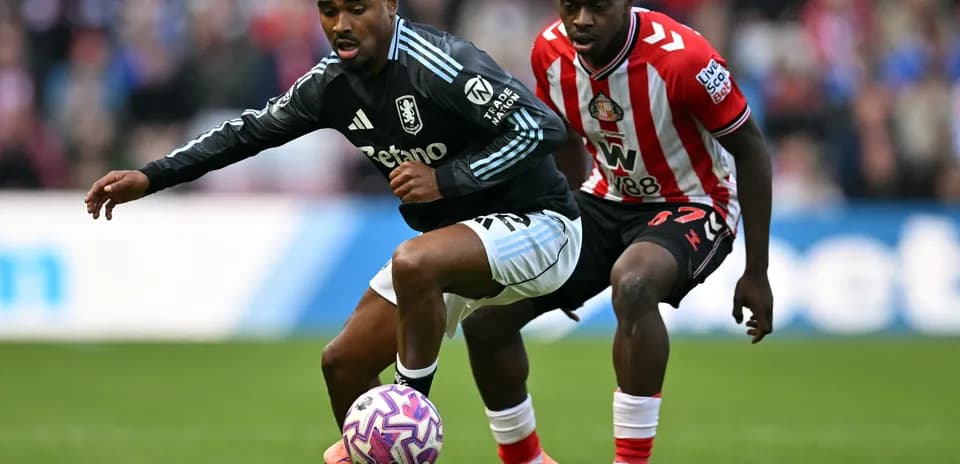 Jugador de Aston Villa driblando a defensor de Sunderland