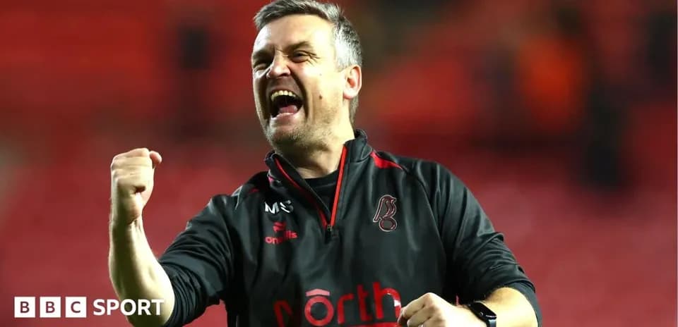 Entrenador celebrando en el campo de juego