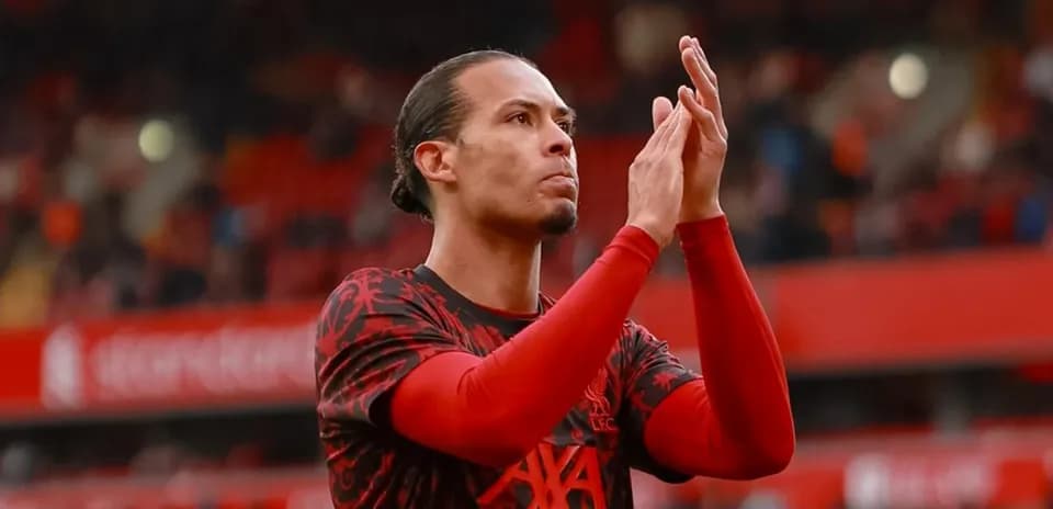 Jugador aplaudiendo en el estadio durante partido