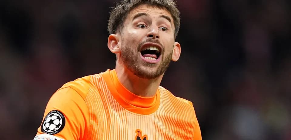 Portero de Tottenham gritando durante el partido