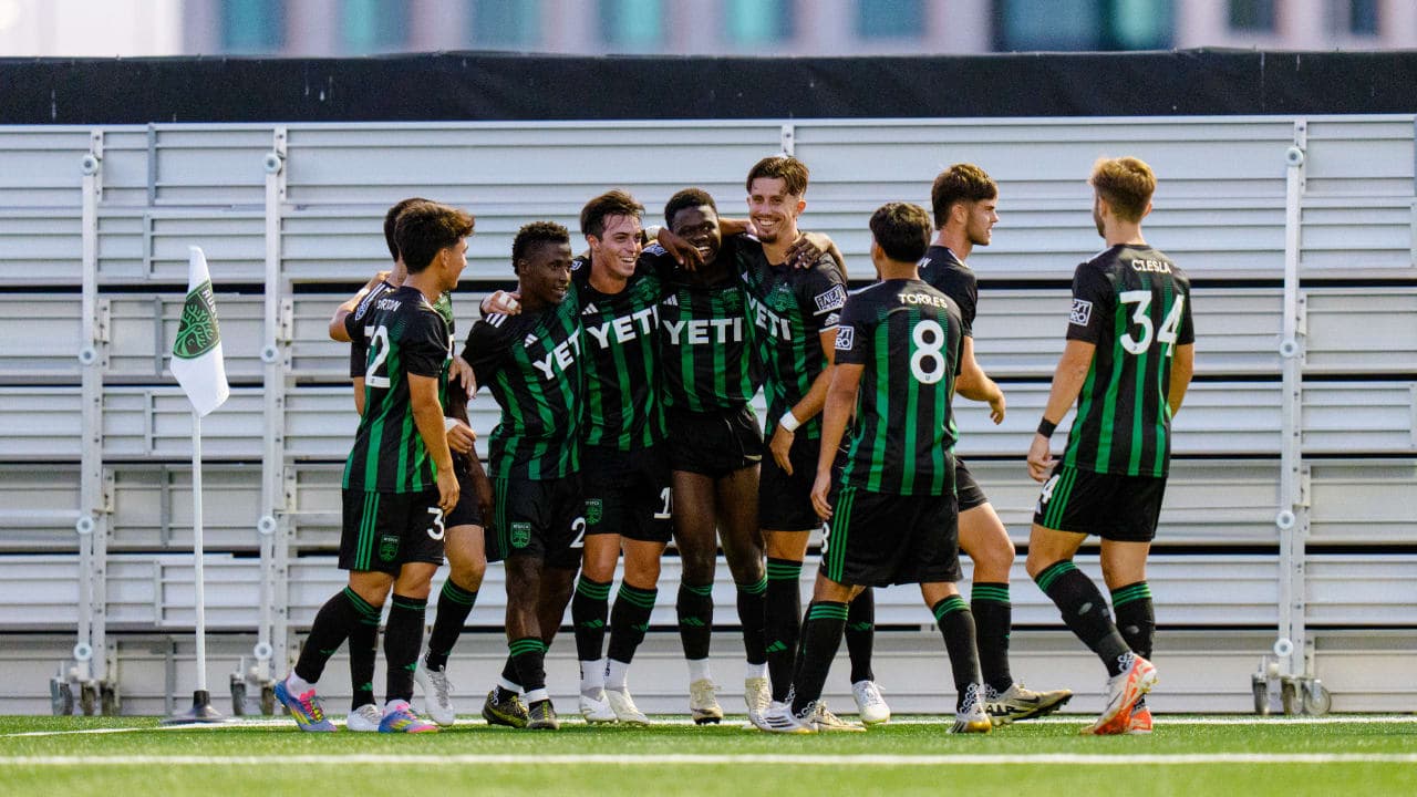 Jugadores de Austin II celebrando un gol