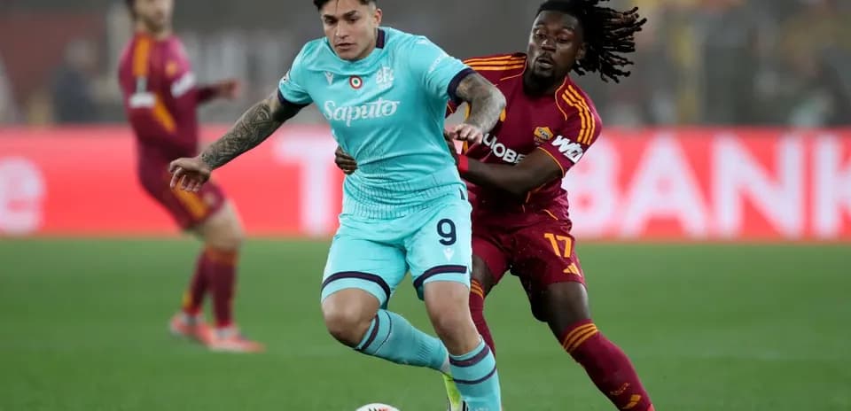 Jugador de Bologna enfrentando a un jugador de Roma