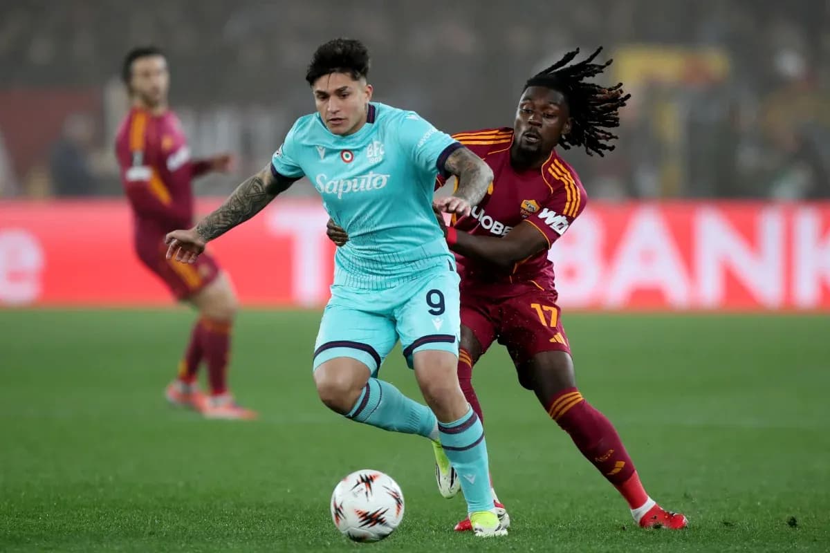 Jugador de Bologna enfrentando a un jugador de Roma