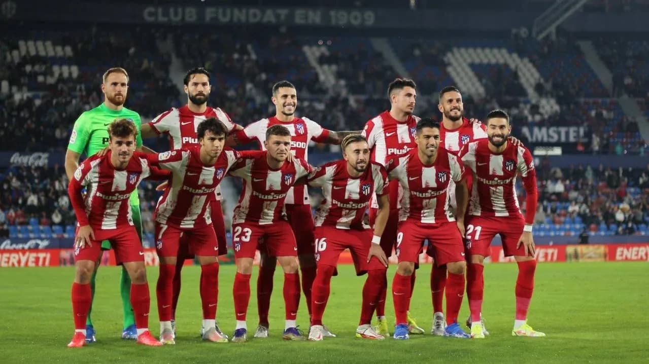 Equipo de Atlético Madrid posando para la foto