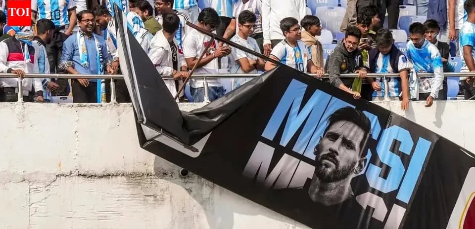 Aficionados sosteniendo una pancarta de Messi en estadio