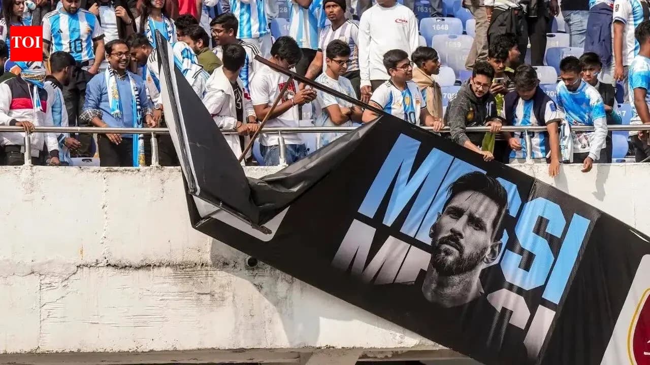 Aficionados sosteniendo una pancarta de Messi en estadio