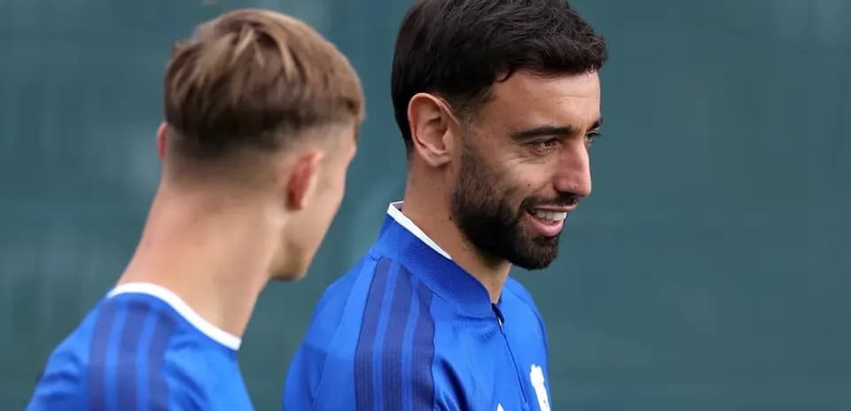 Jugadores conversando durante entrenamiento en la cancha
