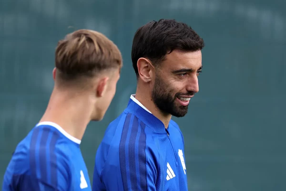 Jugadores conversando durante entrenamiento en la cancha
