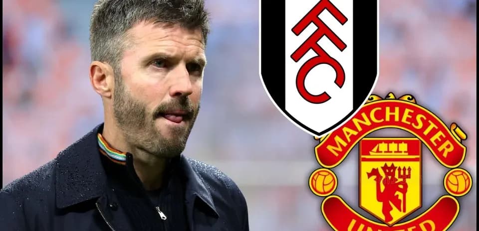 Entrenador de Fulham con escudos de Fulham y Manchester United