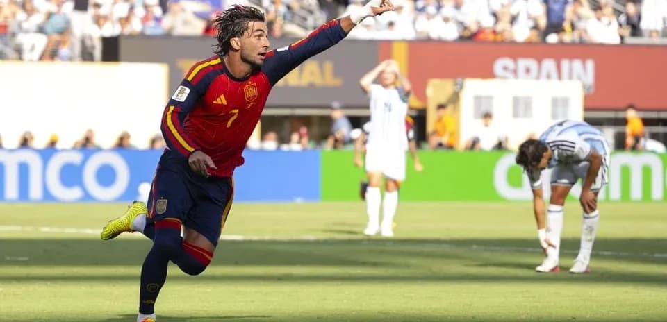 Jugador de España celebrando un gol durante el partido