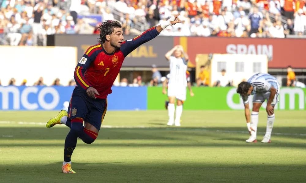 Jugador de España celebrando un gol durante el partido