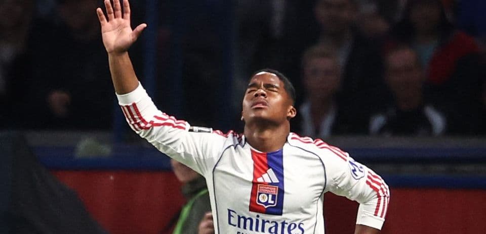 Jugador de Olympique de Lyon levantando la mano durante el partido
